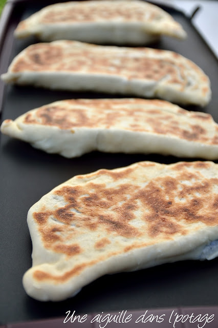 Gözleme, pain plat turc farci à la viande hachée et feta