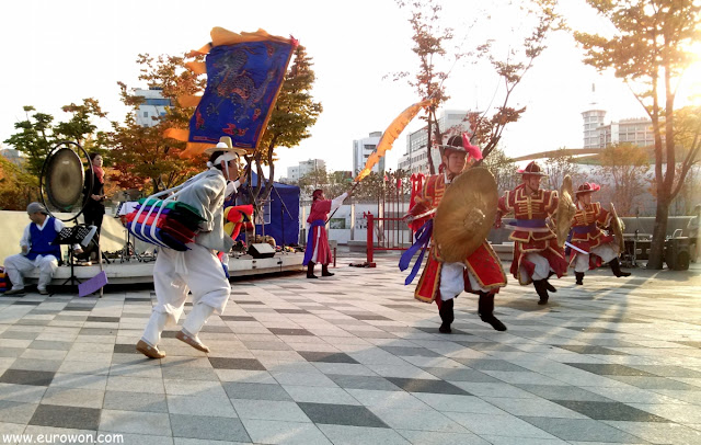 Actuación callejera de teatro coreano en Dongdaemun