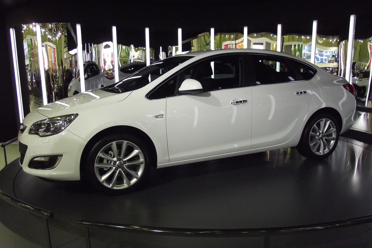Opel-Astra J: aracın özellikleri Opel-Astra J: aracın özellikleri