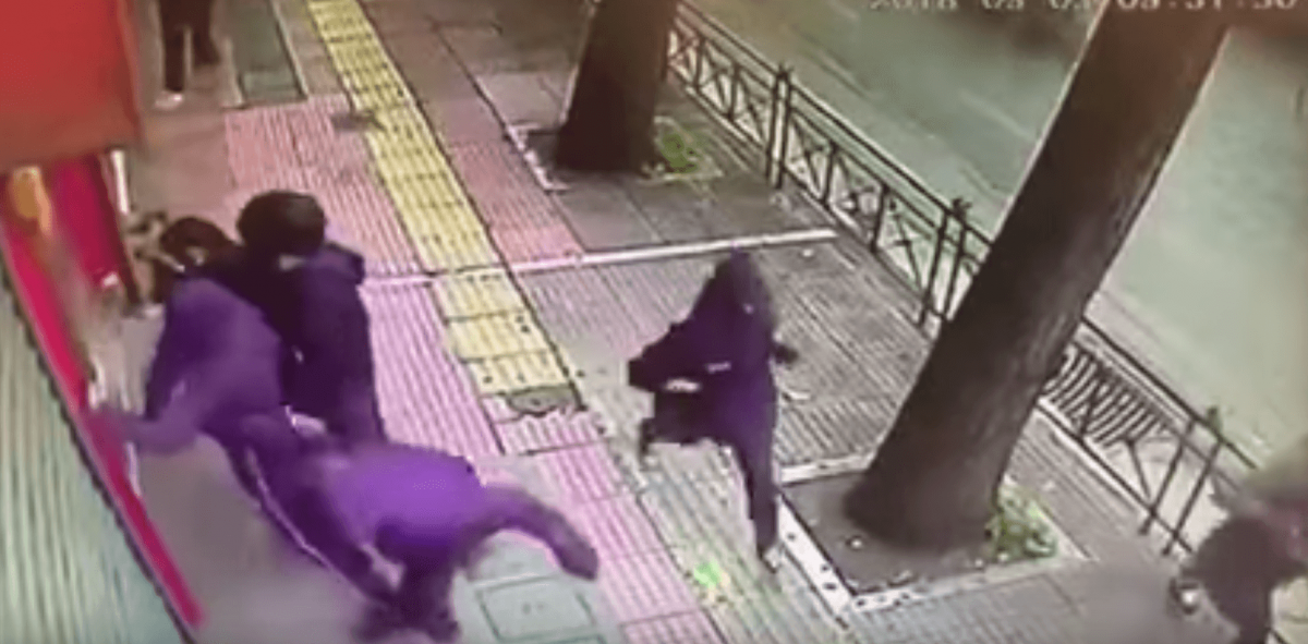 Βίντεο με τους αναρχικούς να σπάνε με σφυριά τα ΕΛΤΑ στην Πατησίων Βίντεο με τους αναρχικούς να σπάνε με σφυριά τα ΕΛΤΑ στην Πατησίων