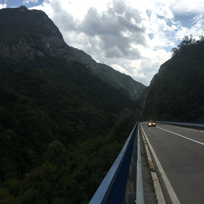 Дорога среди гор, Черногория