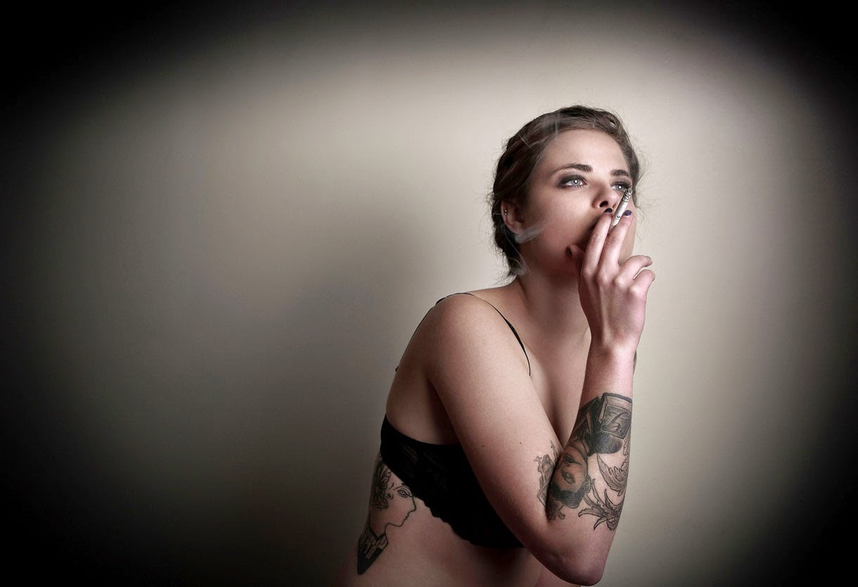 Amazing Tattoo Girl Smoking Wallpaper