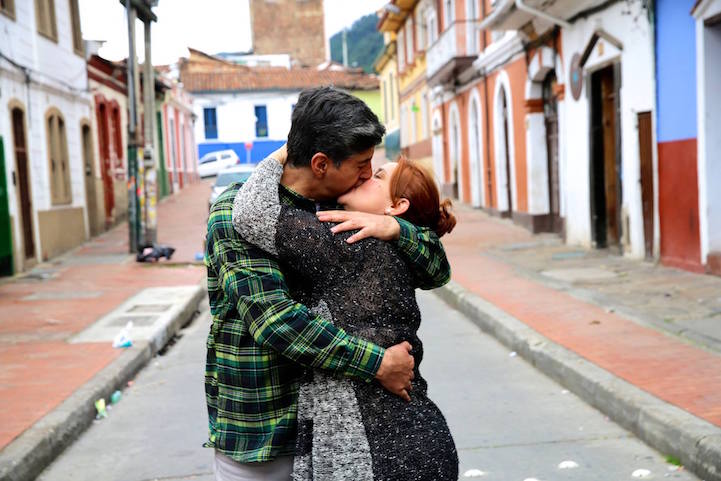 Traveling Photographer Captures Couples Kissing in Public Around the World Traveling Photographer Captures Couples Kissing in Public Around the World