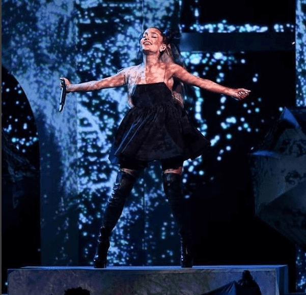 Luxury Makeup Ariana Grande Opens The Billboard Music awards With A Black Dress And Her Makeup Is So Simple