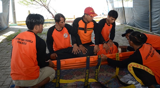 Nelayan Banyuwangi Belajar Evakuasi Korban di Laut