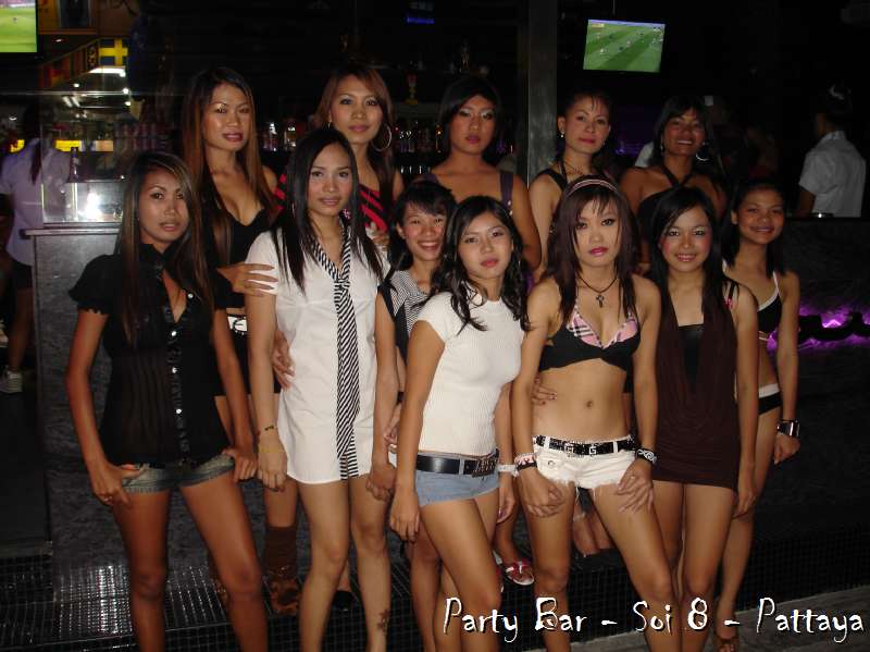 Thai Twin Teens servieren weißen Schwanz mit jungen haarigen Fotzen in FFM