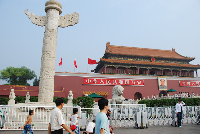 Estela en la Puerta de Tian'anmen (Beijing) (@mibaulviajero)