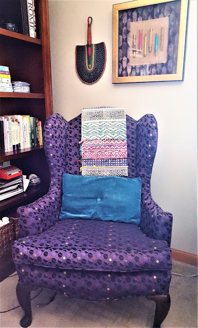 Back to bookshelf styling school for Boho Susan - Purple chair www.BoHoHome.com @bohosusan