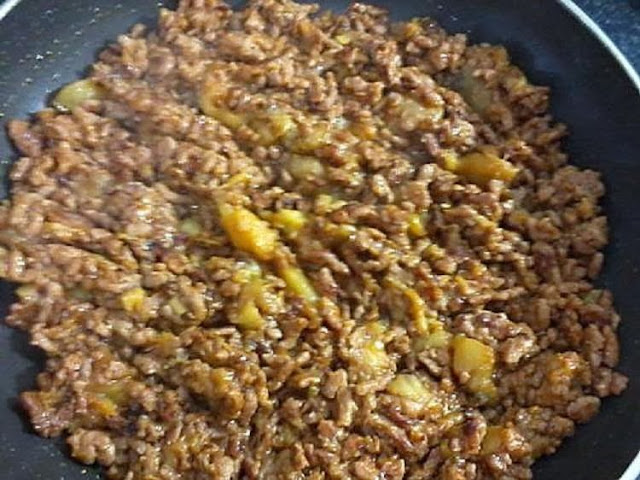 carne moída com o miolo da berinjela já cozido Receita de berinjela recheadas com carne moída