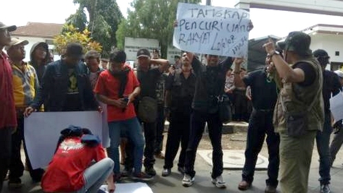 Demo Kejari Jember, Warga Tagih Pengusutan Kasus Sewa Tanah Kas Desa 