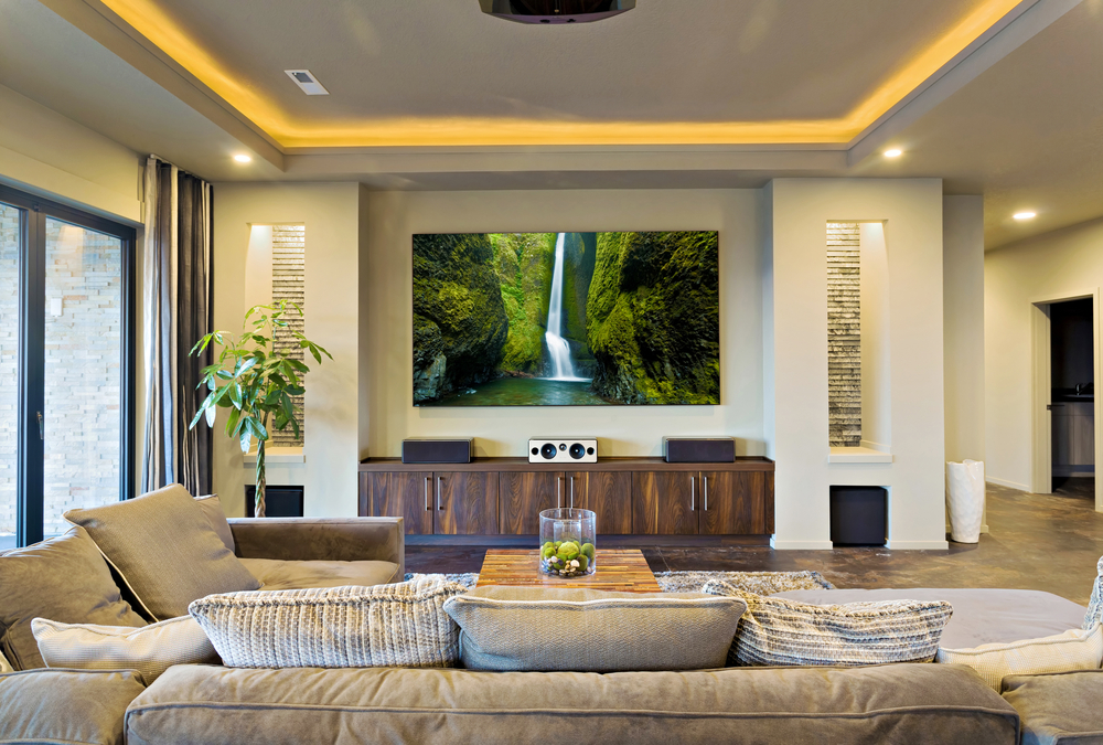 How to Decorate a Living Room With a Projector Screen