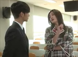 Song Yi taking an arrogant posture as she speaks with Min Joon.