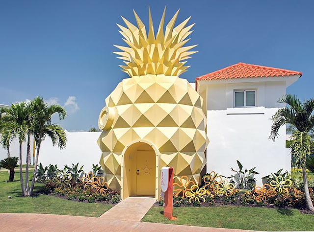 Entrada de abacaxi em Resort http://www.oblogdomestre.com.br/2017/12/CasasInspiradasEmDesenhos.Curiosidades.html