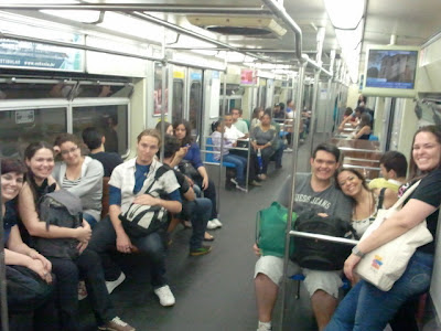 Resultado de imagem para pessoas felizes no metro