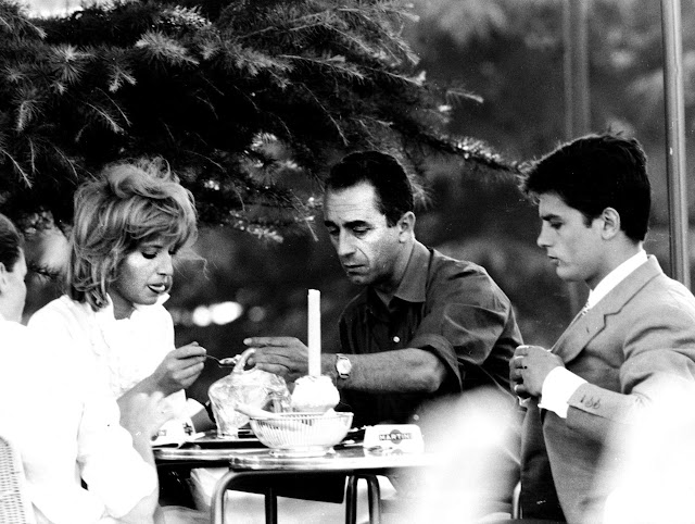 Monica%2BVitti%252C%2BDirector%2BMichelangelo%2BAntonioni%2Bwith%2BAlain%2BDelon%2Bon%2Bthe%2Bset%2Bof%2BL%2527eclisse