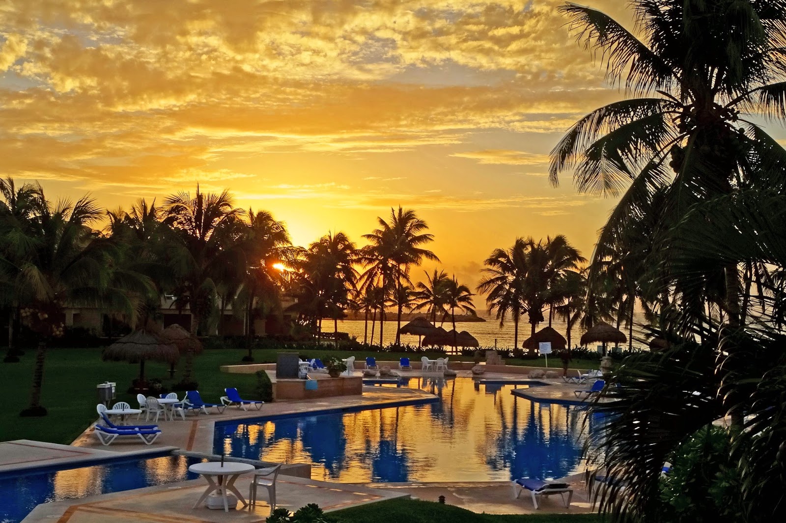 Joe's Retirement Blog Golden Sunrise, Villas del Mar, Puerto Aventuras