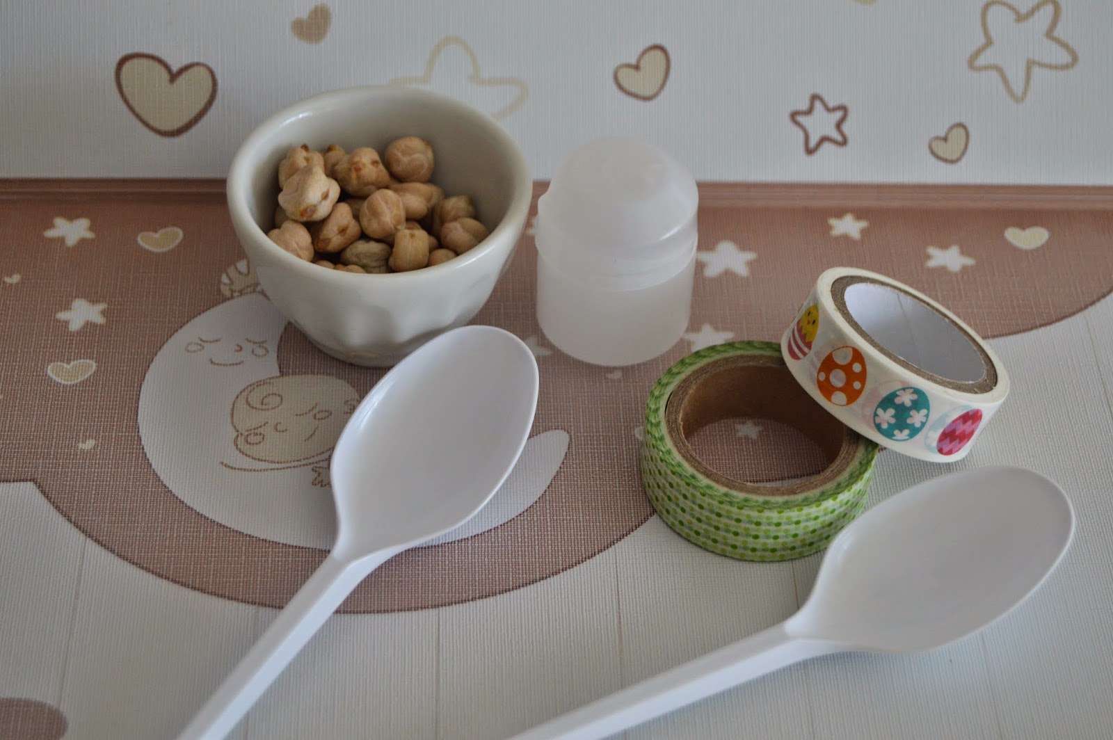 Jugando con Duendes y Hadas Maracas con huevos kinder plastic easter