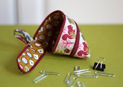 Make a self-zipping coin purse from a ribbon | How About Orange