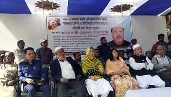Milad Ghazi MP with Bahubale PM's gift বাহুবলে প্রধানমন্ত্রীর উপহার নিয়ে মিলাদ গাজী এমপি
