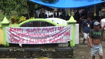 Warga Sampoddo Protes Rencana Eksekusi Warga Sampoddo Protes Rencana Eksekusi