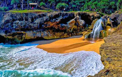 Pantai Banyu Tibo, Perpaduan Pantai Dan Air Terjun Yang Eksotis Pantai Banyu Tibo, Perpaduan Pantai Dan Air Terjun Yang Eksotis