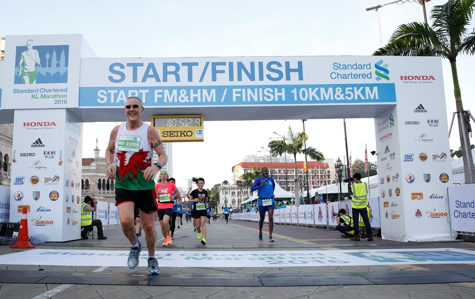 Penonton Standard Chartered KL Marathon 2017 Public Registrations Open
