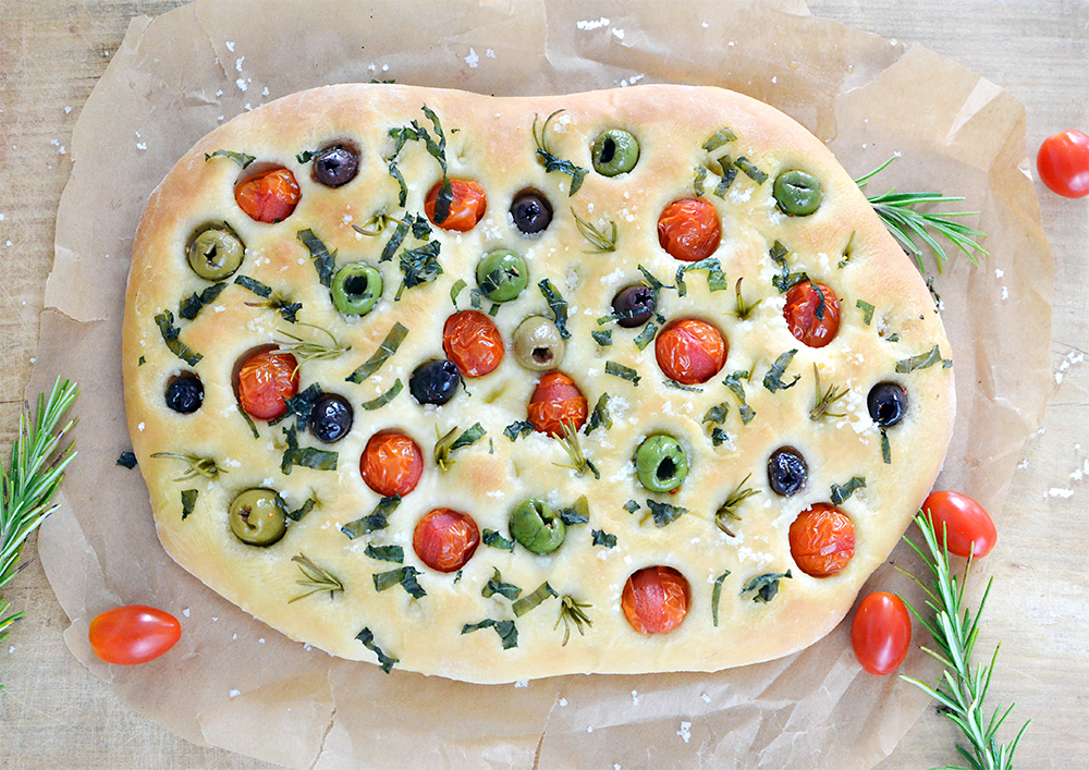Focaccia mit Oliven und Tomaten - Sarahs Krisenherd