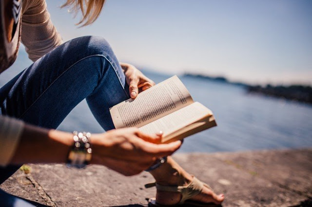 مدمنو القراءة والكتب مدمنو القراءة والكتب