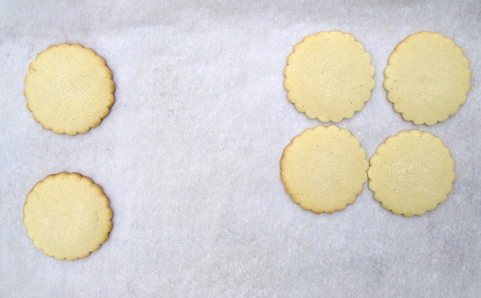 Notice the bottom, left cookie, left edge. The scallops almost entirely