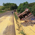 Carreta do RS tomba na BR-163 em Guaraciaba