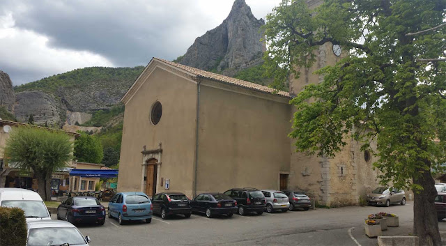 Kirche mit zackigen Berg im Hintergrund und Autos davor, Alfa Romeo Giulia
