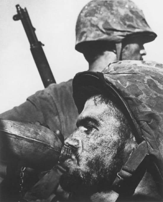 Marine bebiendo en Saipan en 1943. Esta foto se convirtió en un icono y es la más representativa de su autor, Eugene Smith Marine bebiendo en Saipan en 1943. Esta foto se convirtió en un icono y es la más representativa de su autor, Eugene Smith