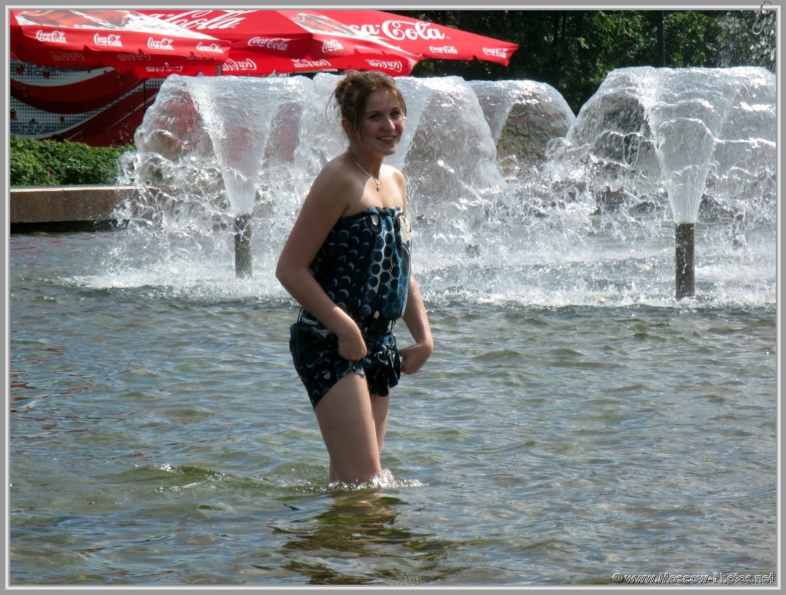 Girl enjoy the fountain 