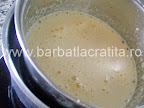 Prajitura Deliciu cu blat din nuca si biscuiti Preparare reteta crema - fierbem la bain-marie