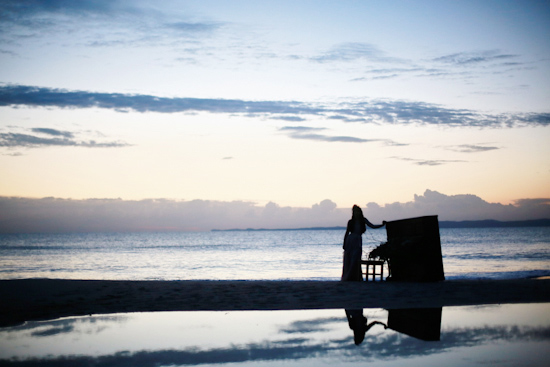 uma praia, uma noiva e um piano ensaio de noiva diferente