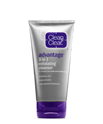 Clean & Clear Advantage 3-in-1 Exfoliating Cleanser Produk Jerawat Punggung Ampuh 