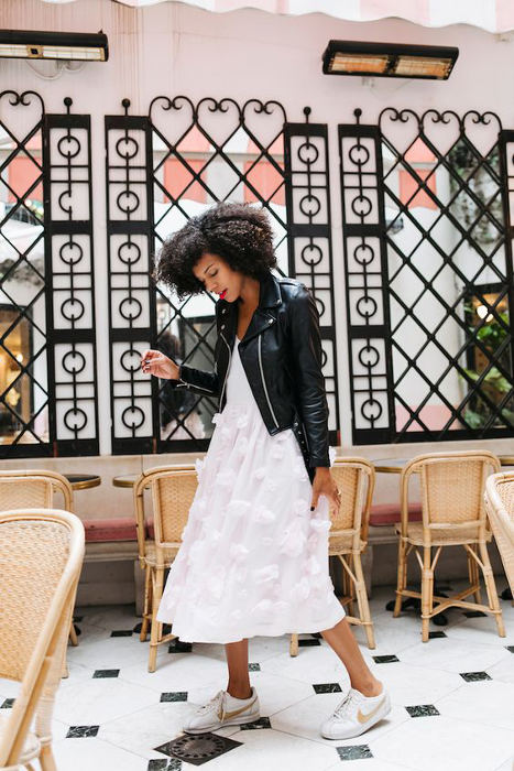 como combinar nike cortez mujer