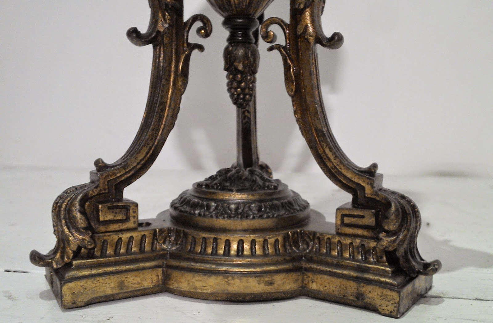 ancienne Lampe à pétrole tripode en forme d'athénienne en bronze, trois