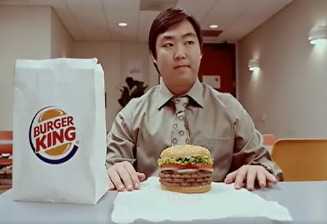 Der schrägste Fake-Werbeclip den ich in dieser Woche gesehen habe | Einen Hamburger wie eine Schlange essen 