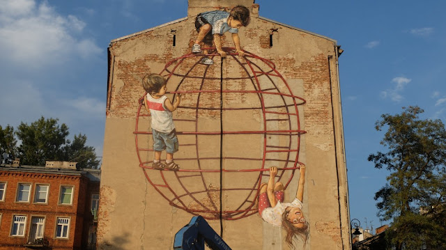 After his successful exhibition in Lisbon, Portugal with Underdogs, Ernest Zacharevic is now in Poland where he just finished working on a brand new mural somwehre on the streets of Warsaw.