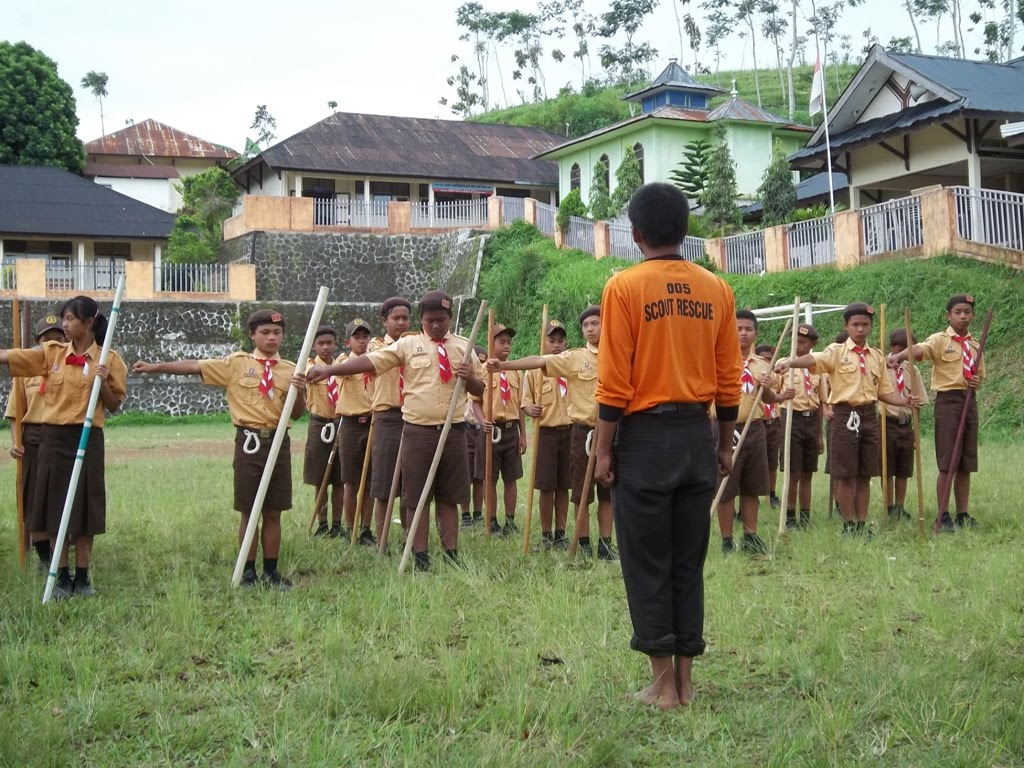 SMP NEGERI 2 LEKSONO materi mendirikan Tenda pada