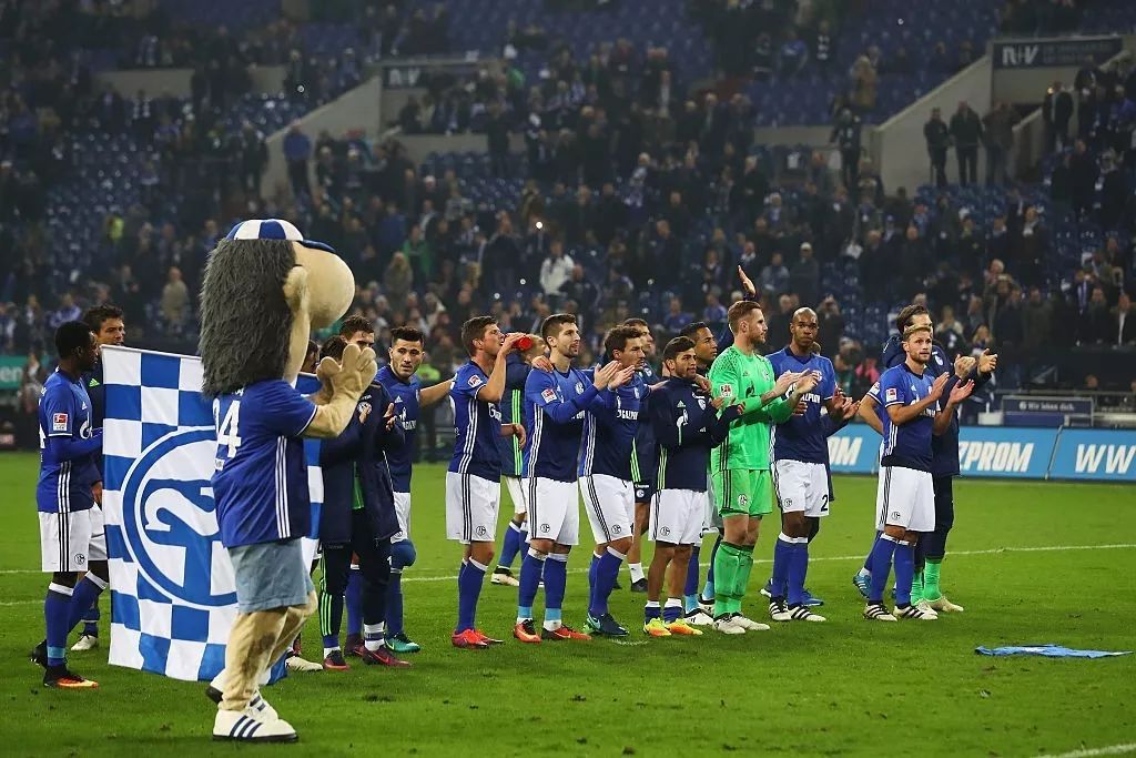 schwarzes fußballtrikot