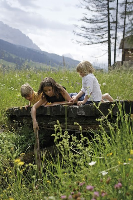 Kinder spielen unbeschwert in der freien Natur... Kinder spielen unbeschwert in der freien Natur...