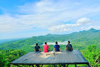 Salah satu gaya berfoto di spot foto wisata alam Kalibiru Wisata Alam Kalibiru