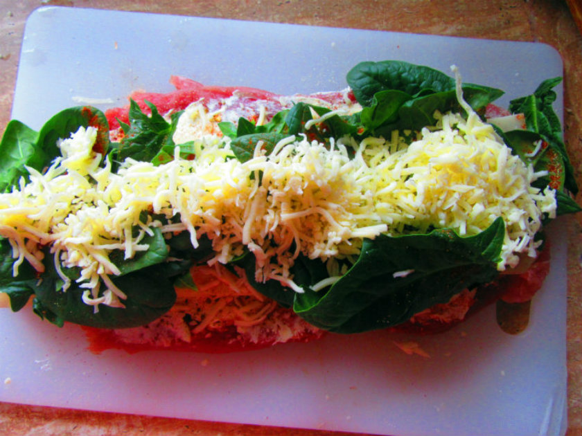 Talijanski punjeni file 5 korak pripreme Italian style stuffed pork tenderloin by Laka kuharica: add mozzarella on top.