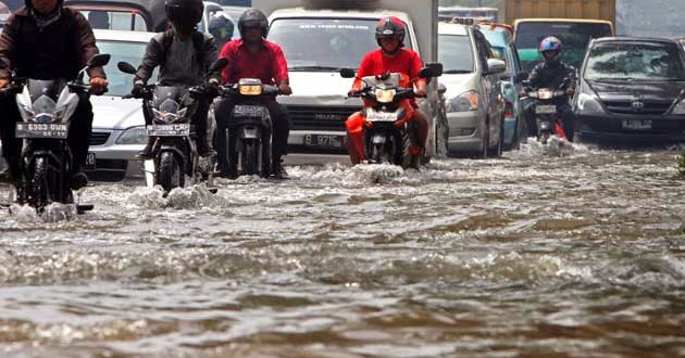 Cara Aman Menerobos Banjir Dengan Motor Bebek
