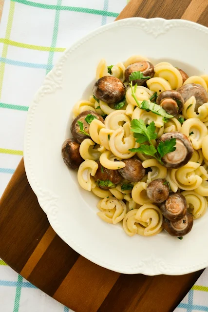 An easy pasta salad with chestnut mushrooms as the star of the show. It's the perfect dish to take on picnics or to serve at a BBQ. Messicani pasta with mushrooms and fresh herbs in a light creamy sauce. Suitable for vegetarians and vegans.