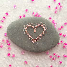Learn to make this wire heart with scallop edge - from a free tutorial at Lisa Yang's Jewelry Blog