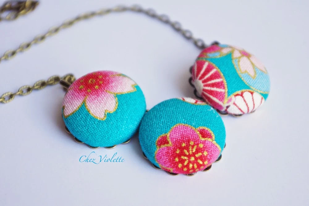 Collier en tissu japonais bleu rose or motif floral - Blue pink gold necklace made from Japanese fabric Floral pattern