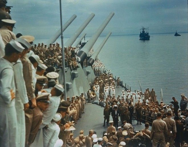 20 Shocking Pictures Of Hiroshima, The First City In History To Be Destroyed By An Atomic Bomb - Soldiers and sailors on the USS Missouri watching the formal surrender of Japan in Tokyo Bay on September 2, 1945.